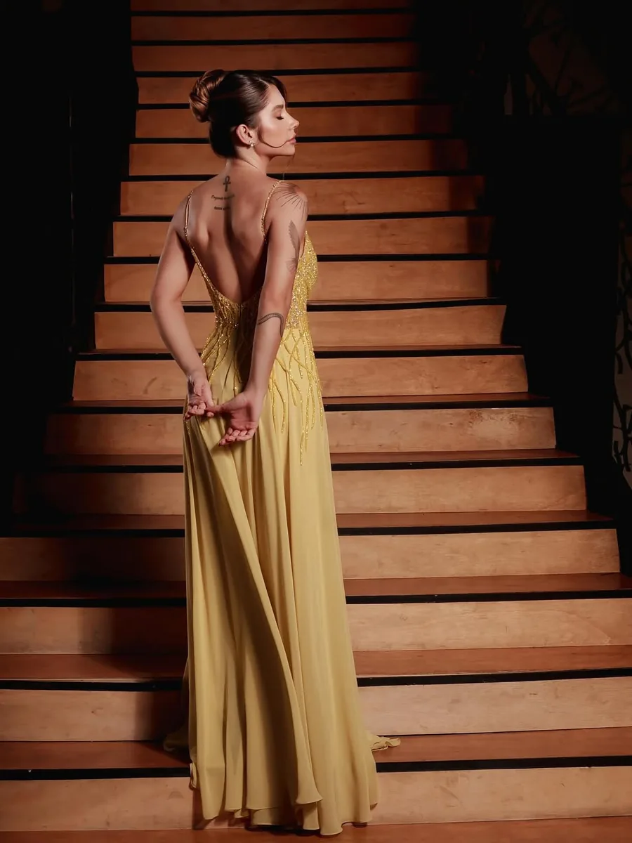 Cliente da Bronzear HN em vestido longo, com o bronzeado uniforme